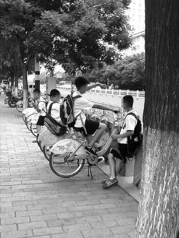 未成年違規(guī)使用公共自行車的現(xiàn)象經(jīng)常發(fā)生。